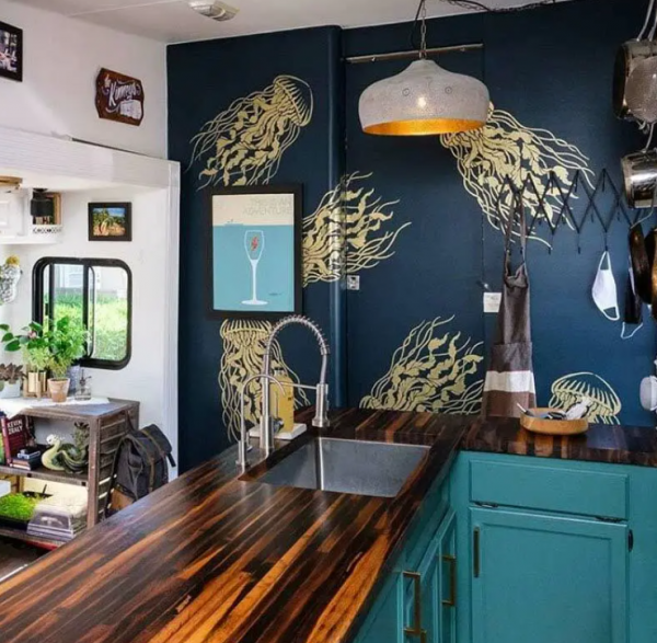 Dinding dengan aksen stensil gambar flora dan fauna